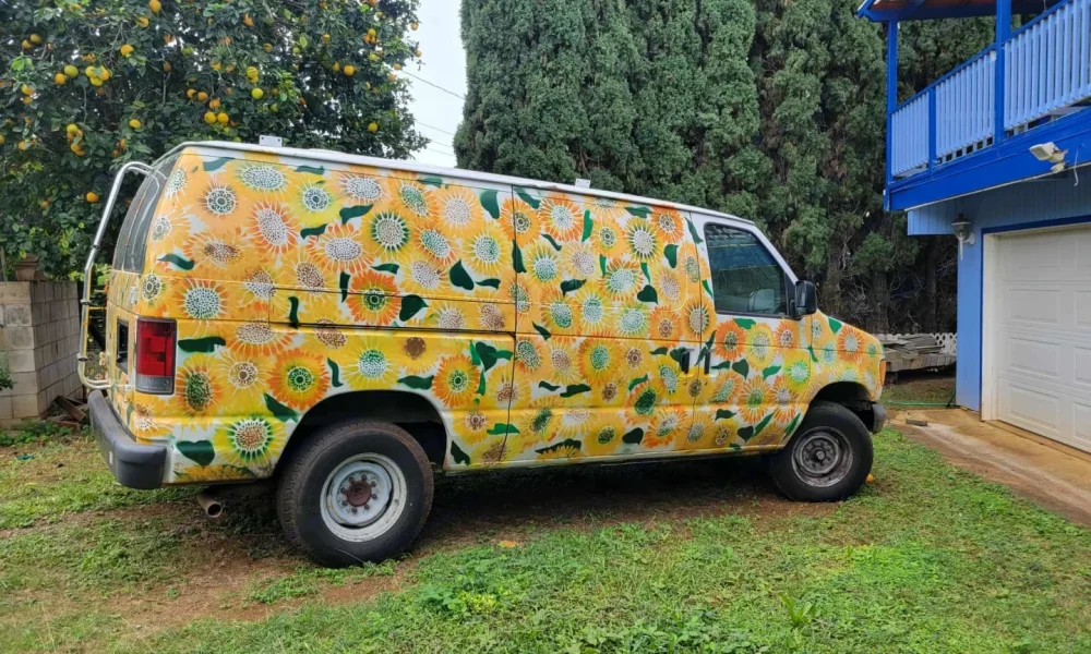 Daisy – The Happy Camper Van in Kapaʻa, Hawaii. This 18-foot camper van sleeps up to 3 guests with a full-size bed, accommodates up to 4 passengers, has a 5.0-star rating from 1 review, is pet-friendly, offers delivery within 20 miles, includes unlimited mileage, and does not have a generator.