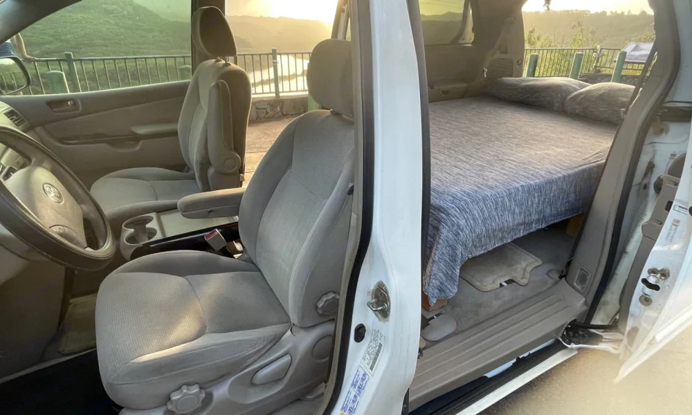 Simple Camper camper van in Lihue, Hawaii. This 16-foot camper van sleeps 2 guests, has a 4.8-star rating from 22 reviews, offers unlimited mileage, and is not pet-friendly.